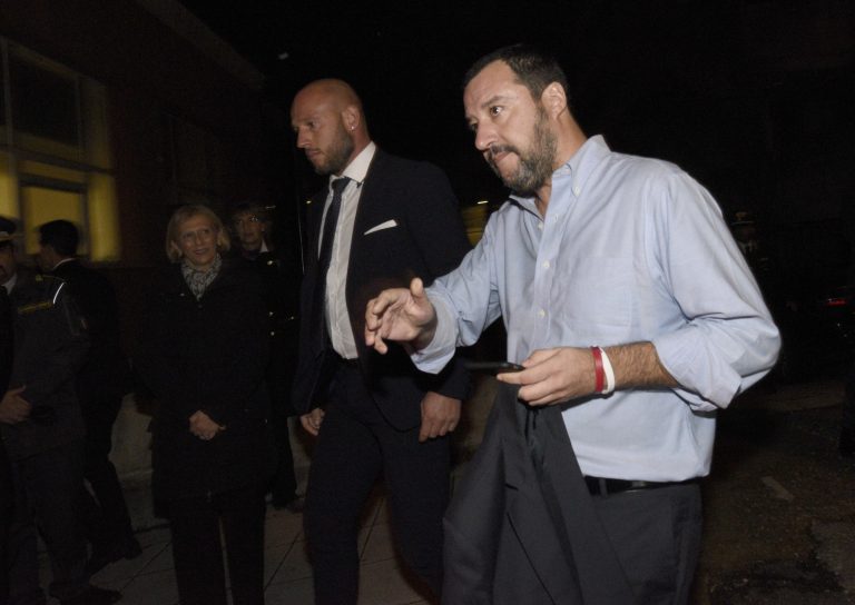 Salvini In Sardegna, A Nuoro Canti E Cartelli Contro Il Ministro