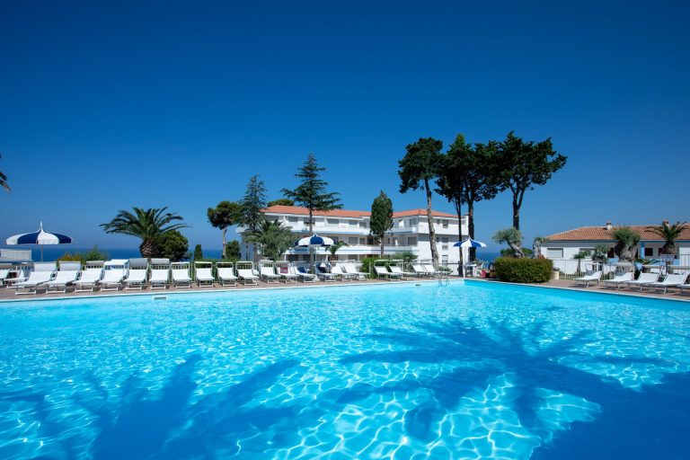 immagine-principale-hotel-vista-mare-piscina-hotel-la-castellana-quattro-stelle-belvedere-marittimo-loc-la-praia