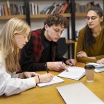 studenti-che-lavorano-gruppo-di-studio