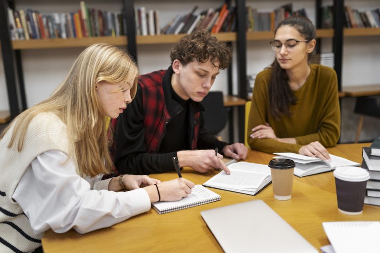 studenti-che-lavorano-gruppo-di-studio